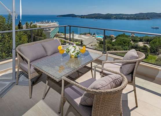 Apartmani D & J with Heated Pool & Stunning Sea View 1