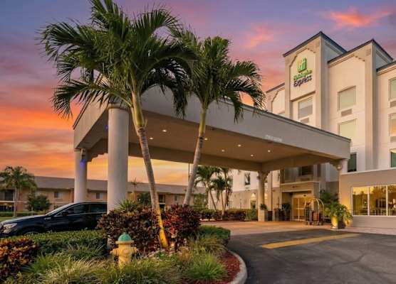 Holiday Inn Express & Suites COCOA BEACH by IHG 1