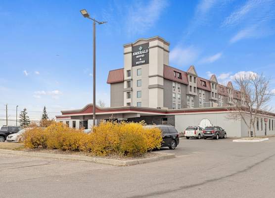 Emerald Hotel & Suites Calgary Airport 1