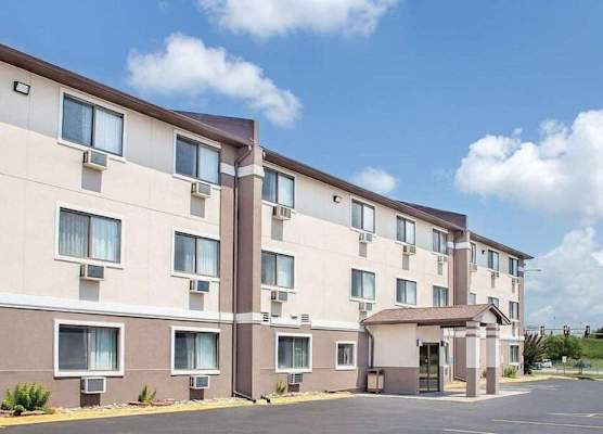 Boarders Inn & Suites by Cobblestone Hotels - Waterloo/Cedar Falls 1