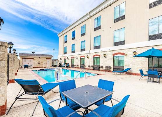Holiday Inn Express & Suites FLORESVILLE by IHG 1