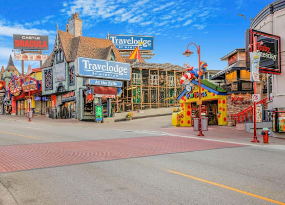 Travelodge by Wyndham Niagara Falls At the Falls 1