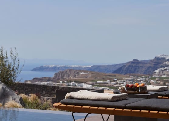 Apikia Santorini 1