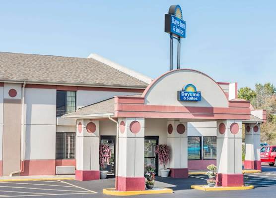 Days Inn & Suites by Wyndham Youngstown / Girard Ohio 1