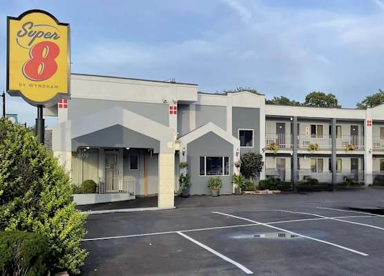 Super 8 by Wyndham Belleville St. Louis Area 1