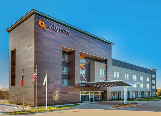 La Quinta Inn & Suites by Wyndham Lewisville 1