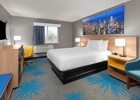 Days Inn by Wyndham Waukegan Great Lakes-Free Breakfast and Naval Base Shuttle 1