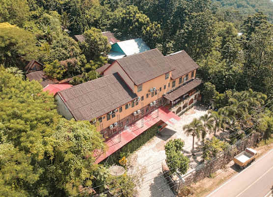 Centro Bajo Hotel & Resto 1