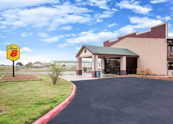 Super 8 by Wyndham Giddings 1