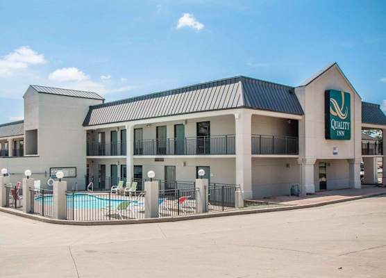 Quality Inn US65 & E Battlefield Rd Springfield 1