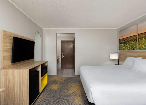 Days Inn & Suites by Wyndham Kansas City South 1