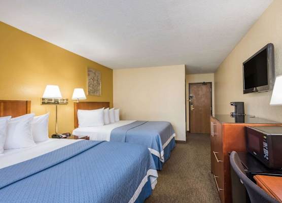 DAYS INN BY WYNDHAM GREENFIELD 1
