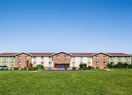 Super 8 by Wyndham Lenexa Overland Park Area/Mall Area 1