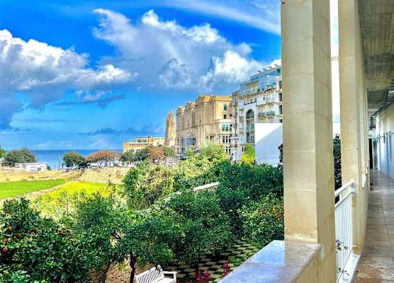Follow the Sun Boutique Hostel - Pool, Breakfast & Sea Views 1