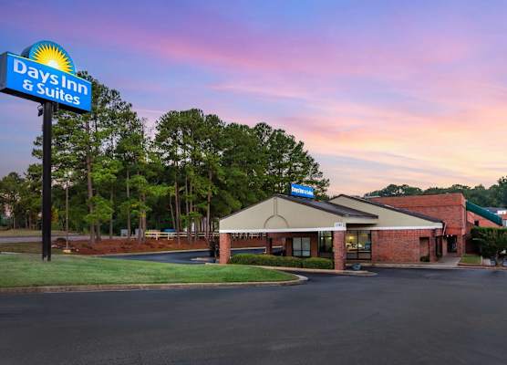 Days Inn & Suites by Wyndham Rocky Mount Golden East 1