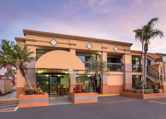 Travelodge by Wyndham Fort Myers North 1