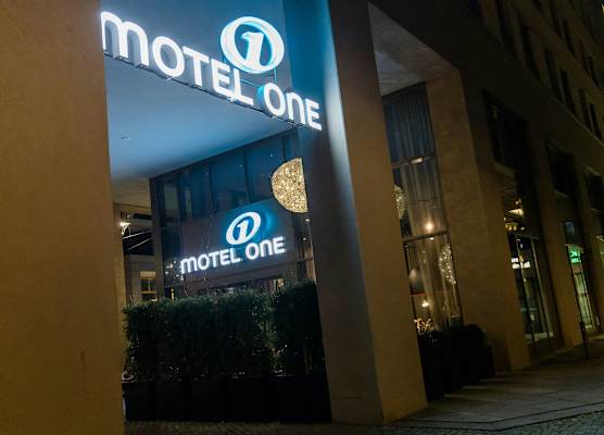 Motel One Dresden am Zwinger 1