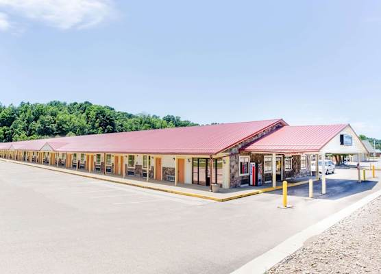 Travelodge by Wyndham Parkersburg 1