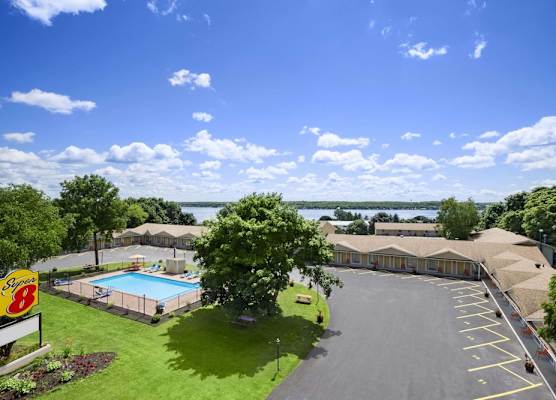 Super 8 by Wyndham Brockville 1
