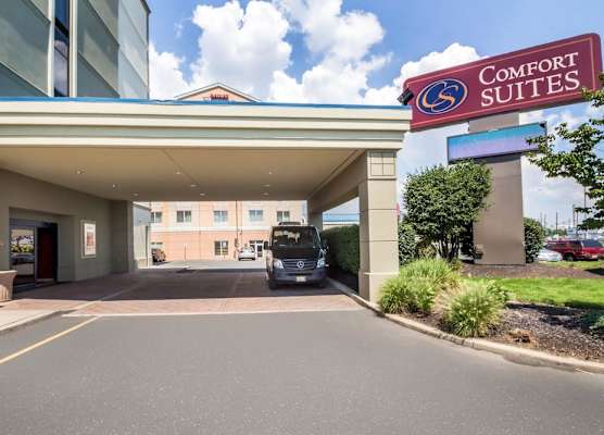 Comfort Suites at Woodbridge 1