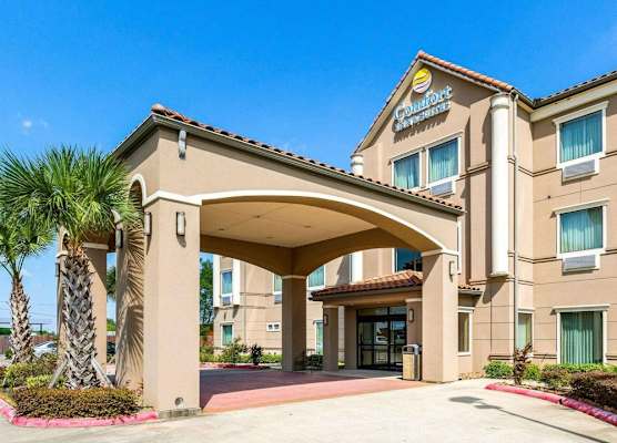 Comfort Inn & Suites Winnie 1