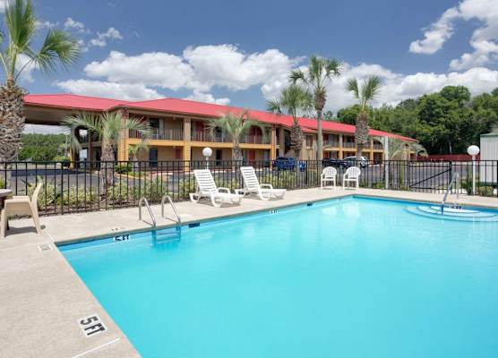 Super 8 by Wyndham Defuniak Springs 1