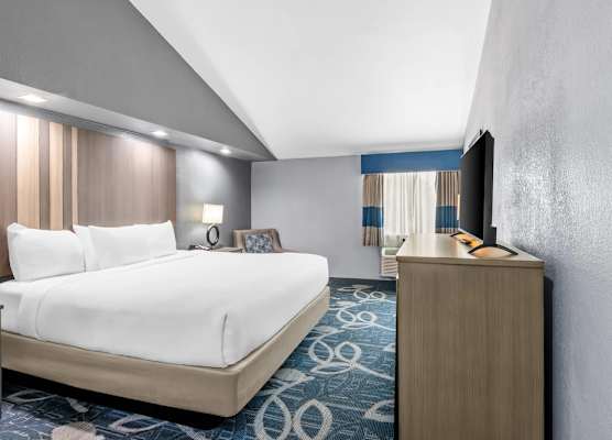 Quality Inn Shawnee North I-40 1