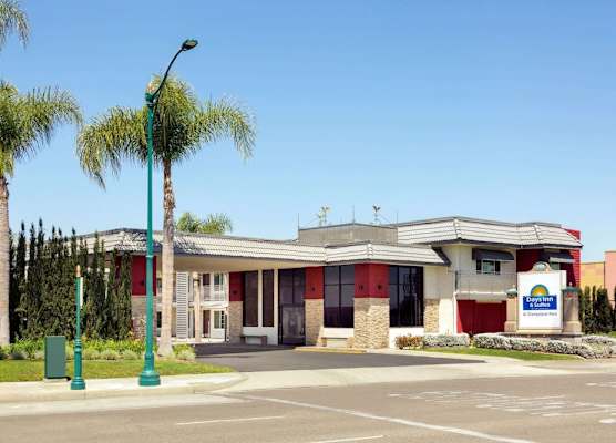 Days Inn & Suites by Wyndham Anaheim At Disneyland Park 1