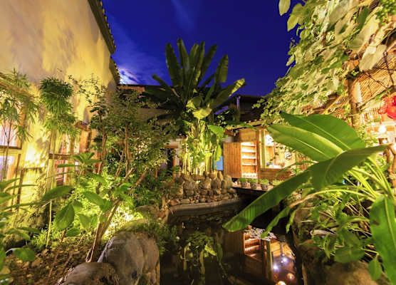 Butterfly Flowers Inn- Exclusive Location,Anicent Chinese Style, 2 minutes walk to Tianmen Mount Cableway,Free pick up service over 1 nights, Free fresh coffee and tea, Free mini lunch,Free laundry,It 1