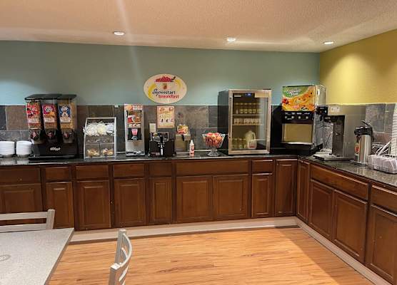 Super 8 by Wyndham Monroe 1