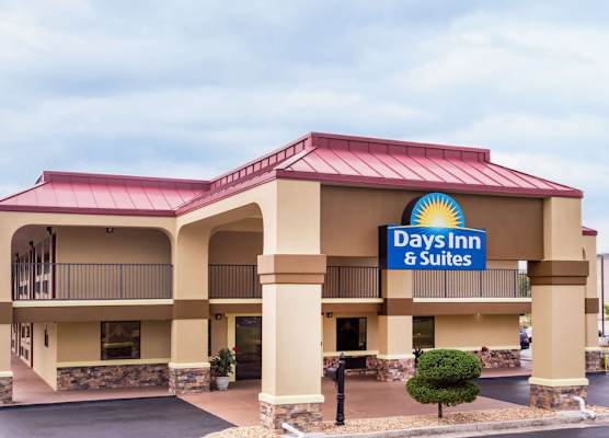 Days Inn & Suites by Wyndham Warner Robins Near Robins AFB 1