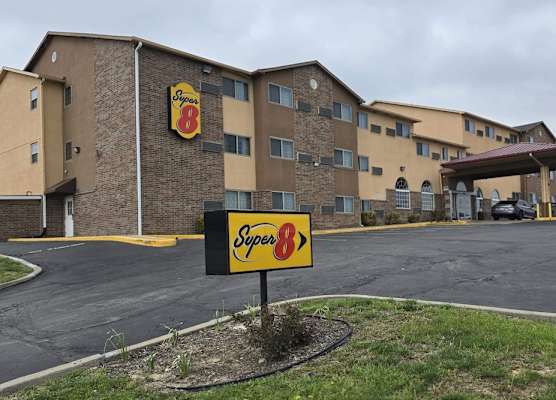 Super 8 by Wyndham Kansas City 1