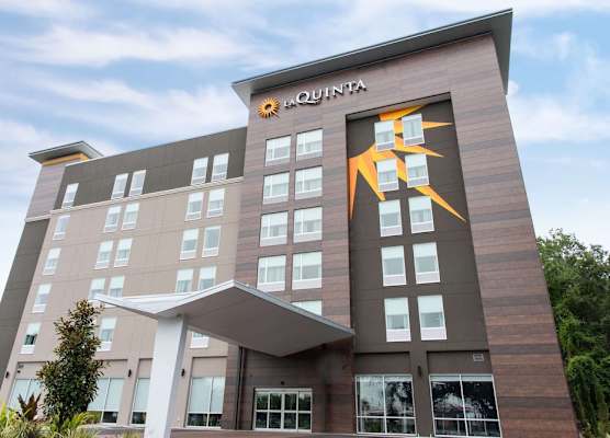 La Quinta Inn & Suites by Wyndham Lake City 1