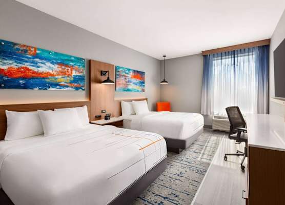 La Quinta Inn & Suites by Wyndham Mount Laurel Moorestown 1