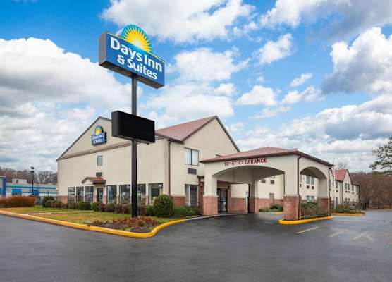 Days Inn & Suites by Wyndham Seaford 1
