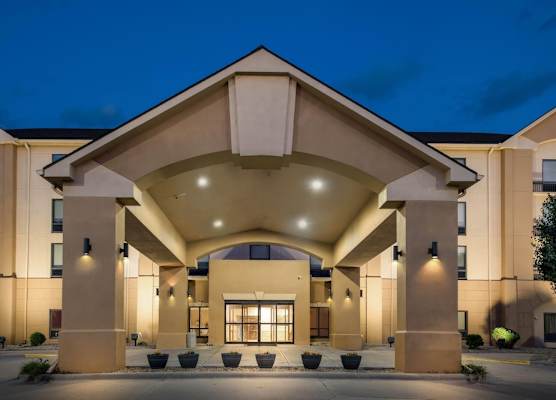Days Inn & Suites by Wyndham Cedar Rapids 1