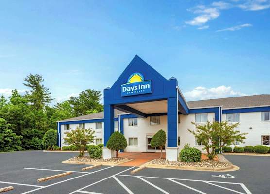Days Inn & Suites by Wyndham Siler City 1