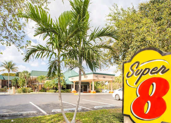 Super 8 by Wyndham North Palm Beach 1