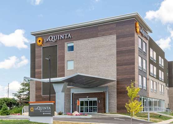 La Quinta Inn and Suites by Wyndham Bloomington 1