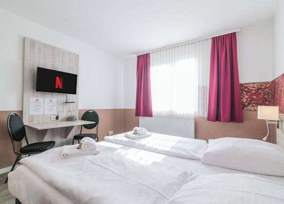 Hotel Café Galerie I Hannover-Garbsen I Free Parking 1