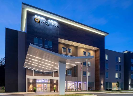 La Quinta Inn & Suites by Wyndham Greensboro Arpt High Point 1