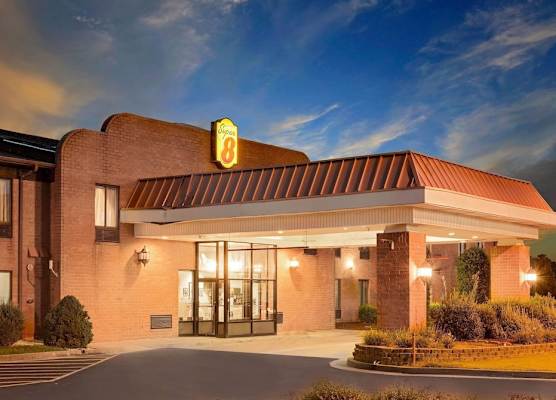 Super 8 by Wyndham Metropolis 1