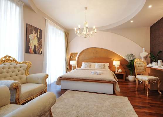 Silver & Gold Luxury Rooms 1