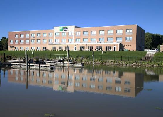 Holiday Inn Express & Suites PORT HURON by IHG 1