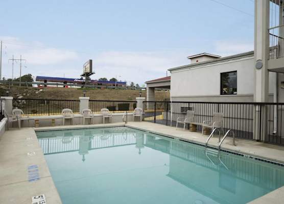 Days Inn by Wyndham Augusta Fort Eisenhower 1