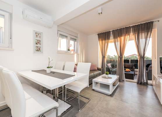 Villa Magnifica apartments with pool 1