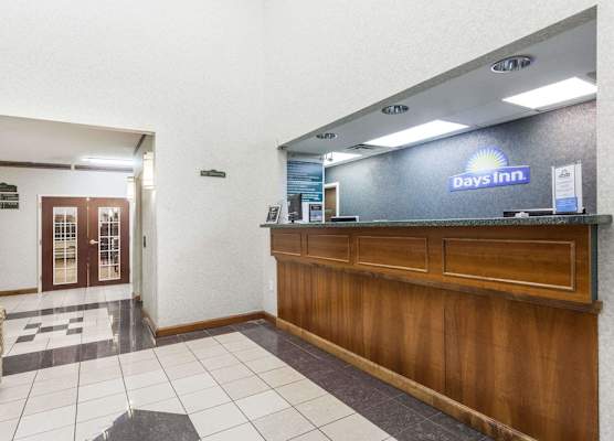 Days Inn & Suites by Wyndham Huntsville 1