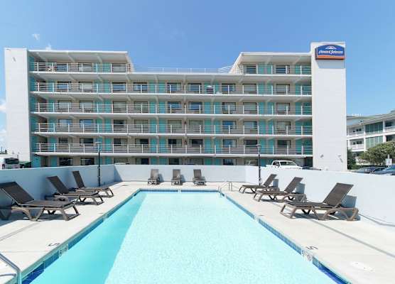 Howard Johnson by Wyndham Virginia Beach At The Beach 1
