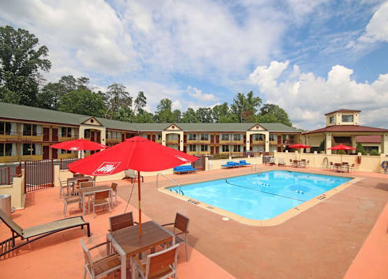Americas Best Value Inn Pilot Mountain 1