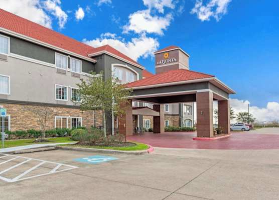 La Quinta Inn & Suites by Wyndham Bridge City 1